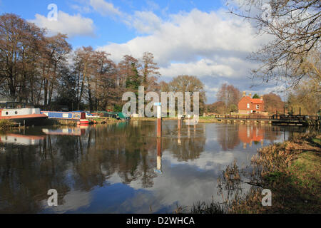 2° febbraio 2013. Ripley, Surrey, Inghilterra, Regno Unito. Il sole splende su una fredda e frizzante giornata invernale e. Le imbarcazioni vengono ormeggiate in acqua calma davanti a Walsham Weir e bloccare sul fiume Wey. Foto Stock