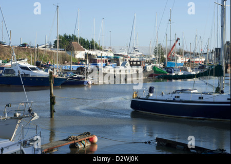 Il fiume Ouse a Denton isola, che mostra un numero di imbarcazioni in diversi stati di riparazione. Nei pressi di Newhaven, East Sussex, Inghilterra, Regno Unito. Foto Stock