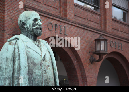 Russelsheim, Germania, Adam Opel statua fuori l'ingresso Foto Stock