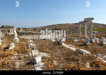 Delos. La Grecia. Quattro colonne di marmo appartenente al complesso della fondazione del Poseidoniasts di Berytos (Beirut). Foto Stock