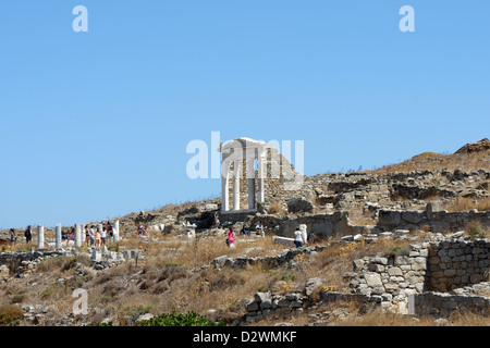 Delos. La Grecia. Il restaurato tempio dorico di Iside presso il Santuario della Divinità egiziane. Foto Stock