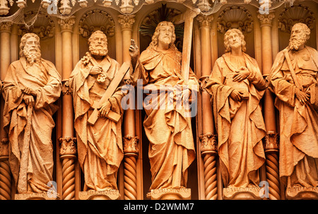 Gesù Cristo, discepoli, San Pietro, San Giovanni, statue Golthic Chiostro Monestir Monastero di Montserrat, Catalogna, Spagna Foto Stock