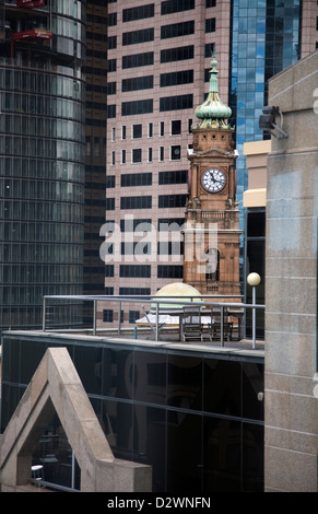 Vista della torre dell orologio sulla parte superiore delle terre angolo della costruzione di Loftus Street e piegate Street Sydney CBD Foto Stock