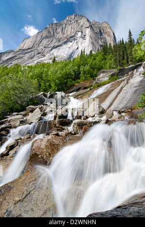 Cascata al di sotto di Mt. Harrison Smith in Canada Territori del Nord-ovest. Foto Stock