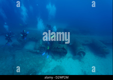 Vista subacquea di nuoto subacqueo intorno al relitto aereo B 17, Calvi, Corsica, Mare mediterraneo, Francia Foto Stock