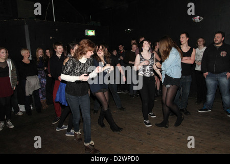 Solo ragazze mosh pit, Bristol banda base AWMR giocando a Croft a Bristol. Foto Stock