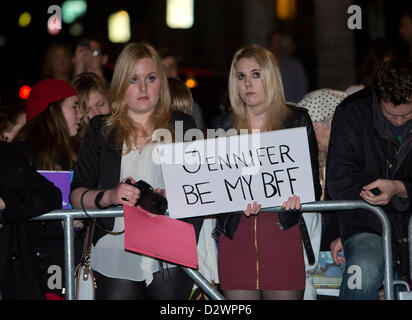 Gli appassionati di attrice Jennifer Lawrence attendere per il suo arrivo presso l'Arlington Theatre di Santa Barbara, California, il 2 febbraio 2013. Lawrence è stato onorato con il Santa Barbara International Film Festival's Outstanding Performer of the Year Award per la sua performance nel film 'Silver fodere Playbook." (Foto di Scott London) Foto Stock