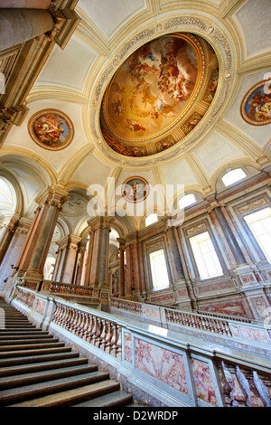 Il Barocco onore Scalone ingresso di Borbone Re di Napoli Palazzo Reale di Caserta, Italia. Foto Stock