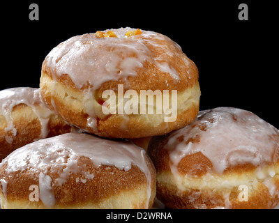 Ciambelle polacco di glassa su sfondo nero Foto Stock