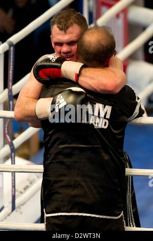 Il tedesco boxe pro Robert Woge (L) abbraccia il suo assistente dopo aver vinto la lotta contro i francesi boxer H. Zoulikha nell'IBF Intercontinental MIddlewiehgt campionato a Berlino, Germania, il 2 febbraio 2013. Woge ha vinto la lotta. Foto: Marc Tirl Foto Stock