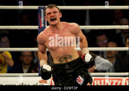 Il tedesco boxe pro Robert Woge cheers dopo aver vinto la lotta contro i francesi boxer H. Zoulikha nell'IBF Intercontinental MIddlewiehgt campionato a Berlino, Germania, il 2 febbraio 2013. Woge ha vinto la lotta. Foto: Marc Tirl Foto Stock