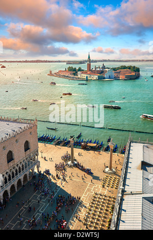 Arial modulo view San Marco Campinale di Piazza San Marco e i Dogi con l'isola di San Giorgio Maggiore a Venezia Foto Stock