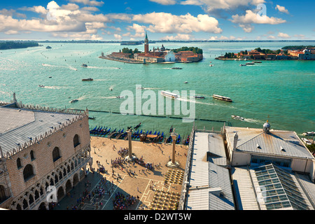 Arial modulo view San Marco Campinale di Piazza San Marco e i Dogi con l'isola di San Giorgio Maggiore a Venezia Foto Stock