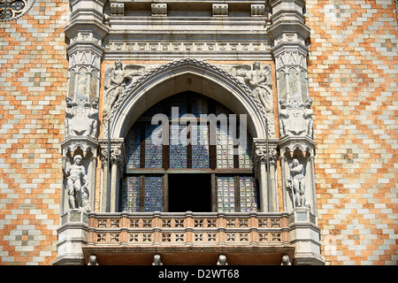 Il XIV secolo in stile gotico con balcone sulla facciata sud del Palazzo Ducale, Palazzo Ducale, Venezia Italia Foto Stock