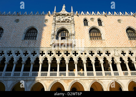 Il XIV secolo in stile gotico con balcone sulla facciata sud del Palazzo Ducale, Palazzo Ducale, Venezia Italia Foto Stock