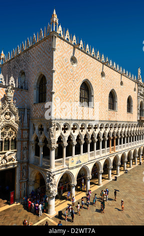 Il XIV secolo in stile gotico facciata orientale del Palazzo Ducale su Piazza San Marco e il Palazzo Ducale, Venezia Italia Foto Stock