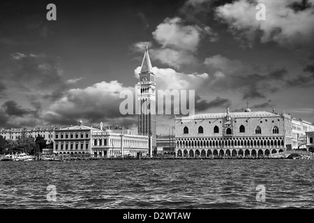 Il Palazzo dei Dogi e Campinale di San Marco dal bacino di San Marco Venezia Foto Stock