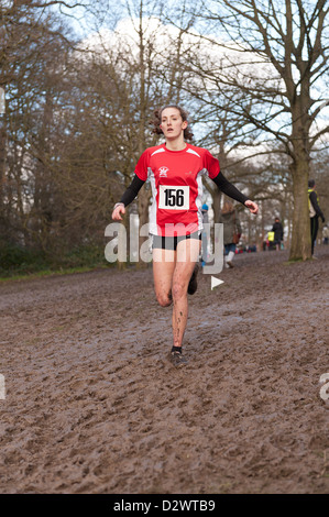 Cross Country Championships senior e tra le giovani ragazze condizioni estremamente fangose su un pendio di estensione verso il basso per terminare Foto Stock