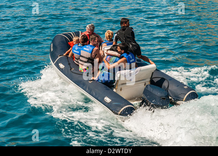 Gruppo di turisti a cavallo gommone sulla crociera divertente Foto Stock