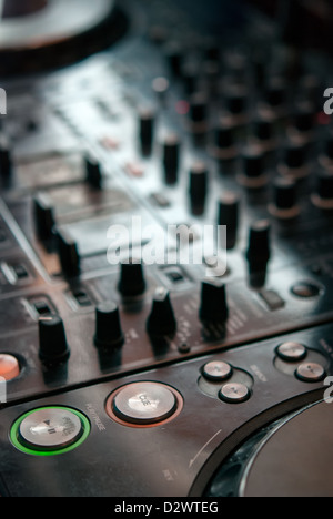 DJ gioca su professional controller di miscelazione. Piccole profondità di campo Foto Stock