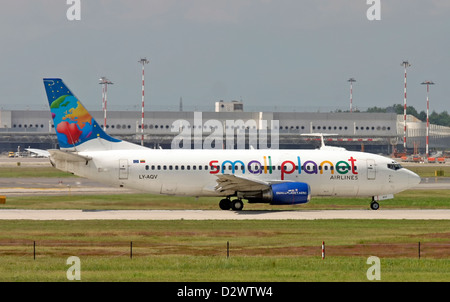 Small Planet Airlines Boeing 737-35B Foto Stock