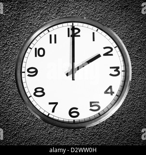 Classic orologio da parete nero sulla parete grunge Foto Stock