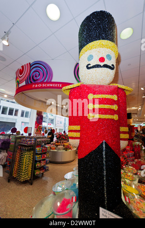 New York. Uomo di caramelle e dolci nel famoso FAO Schwarz negozio di giocattoli Foto Stock