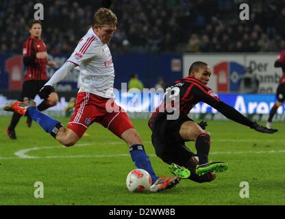 Di Amburgo Artjoms Rudnevs (L) il sistema VIES per la palla con il Francoforte Anderson durante la Bundesliga partita di calcio tra hamburger e vs Eintracht Francoforte A Francoforte, in Germania, il 2 febbraio 2013. Foto: Angelika Warmuth Foto Stock