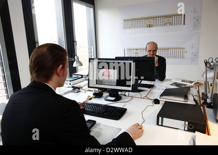 Berlino, Germania, i dipendenti del Castello di architetto Francesco Stella nel suo ufficio di Berlino Foto Stock