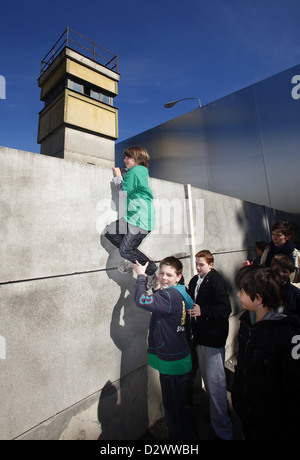 Berlino, Germania, una classe della scuola hanno visitato la Mauergedenkstaette in Bernauer Strasse Foto Stock