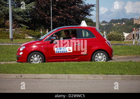 Imparare a guidare a St Helier, Jersey in luglio Foto Stock