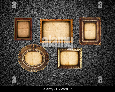Cornici dorate sul muro nero Foto Stock