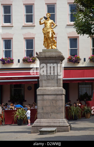 La statua d'oro di Giorgio II con piccione sedeva sulla spalla a Royal Square, St Helier, Jersey, Regno Unito a luglio Foto Stock