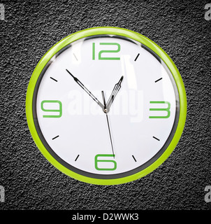 Verde orologio retrò su nero grunge wal Foto Stock