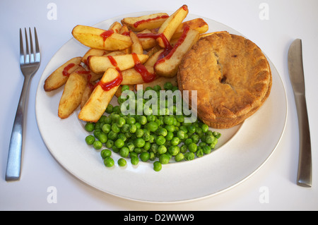 Torta a base di carne con patatine e piselli Foto Stock