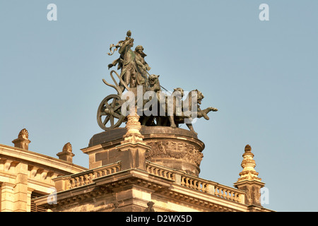 Statua quadriga sulla sommità della Semperoper di Dresda, Germania. Foto Stock