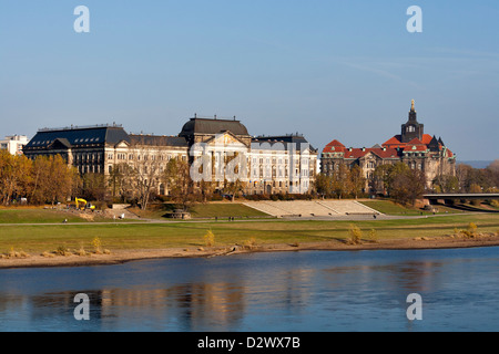 Ministero delle Finanze edificio oltre il fiume Elba a Dresda in Sassonia, Germanyfacade Foto Stock