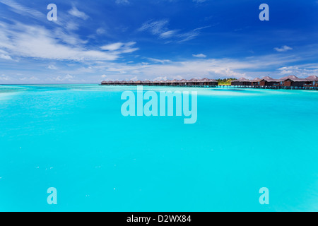 Le Ville Overwater in tropical blue laggon delle Maldive Foto Stock