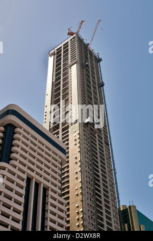 Edificio alto e moderno grattacielo a Dubai Foto Stock