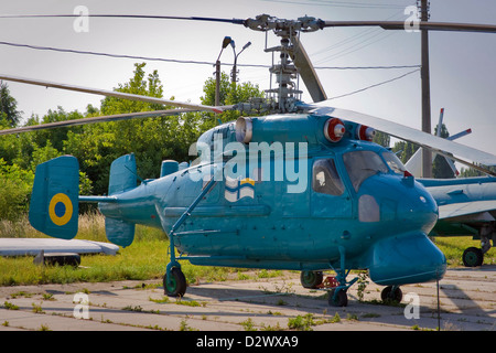 Vecchio elicottero con Ucraina bandiera della marina e il simbolo parcheggiato nel museo dell'aviazione a Kiev in Ucraina. Foto Stock