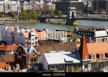 Budapest vista dal lato di Buda cercando su edifici e il Ponte delle Catene con il Fiume Danubio Foto Stock