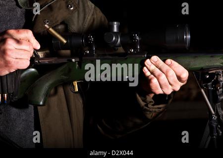 L'uomo caricamento pistola, cacciatore dei cervi, Thetford Forest, Regno Unito Foto Stock