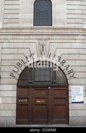 Un ingresso in disuso contrassegnata come pubblica biblioteca, porchester hall, Bayswater, Londra, Inghilterra Foto Stock