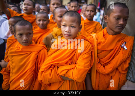 Febbraio 3, 2013 - Phnom Penh Cambogia - Novice i monaci buddisti guarda la finale di canto buddista servizio per ex cambogiano di re Norodom Sihanouk nel crematorio costruito per il re i funerali presso il Museo nazionale di Phnom Penh. Sihanouk è morto a Pechino in Cina, dove egli stava ricevendo le cure mediche, ad Ottobre 15, 2012. La sua cremazione si svolgerà nel febbraio 4, 2013. Oltre un milione di persone parteciperanno al servizio. (Credito Immagine: © Jack Kurtz/ZUMAPRESS.com) Foto Stock