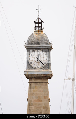 Vecchia Torre dell orologio in Port-Vell, Barcellona. Spagna. Foto Stock