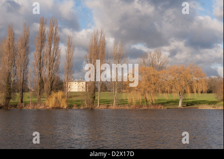 Danson house si distingue come si vede attraverso il lago in un giorno blustery nuvole temporalesche intermittente con raggi di sole Foto Stock