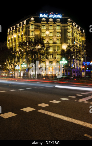 Vista notturna della facciata modernista Hotel Majestic in Passeig de Gracia, Barcellona, Spagna. Tracce di auto sono visibili. Foto Stock