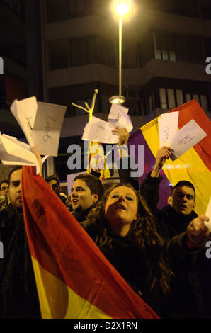 Dimostrazione della "indignados' La notte del 2° Februart contro secret bonus nella governtment spagnola e la corruzione. La manifestazione si è conclusa nella parte anteriore del Partido Popular sede a Barcellona. Persone con bandiere repubblicano e buste con 'Strumenti' dei bonus dei politici. Foto Stock