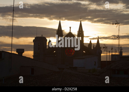 Palma Cattedrale Palma de Mallorca Tramonto il 22nd dicembre inverno solstizio, Spagna Foto Stock