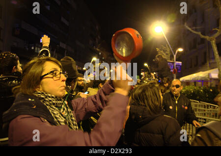 Dimostrazione della "indignados' La notte del 2° Februart contro secret bonus nella governtment spagnola e la corruzione. La manifestazione si è conclusa nella parte anteriore del Partido Popular sede a Barcellona. Foto Stock